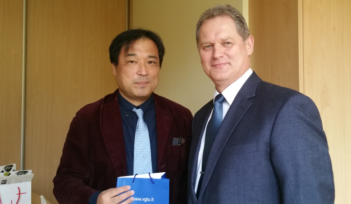 Dr. Hirotaka Suzuki from Kobe University delivered lectures at VGTU